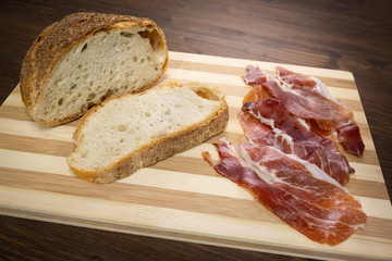 Bread and raw ham, a perfect match