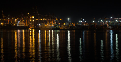 Fototapeta na wymiar Hafen Colombo bei Nacht