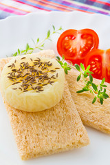 Harzer Käse mit Kümmel, Brot und Tomaten