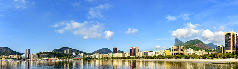 Obraz premium Panoramic morning view of the beach and Botafogo cove with its buildings, boats and mountains in Rio de Janeiro