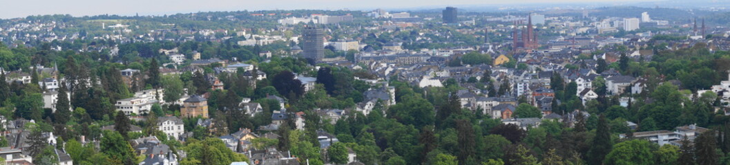 Fototapeta na wymiar Landeshauptstadt von Hessen Wiesbaden mit Sicht vom Neroberg auf die Marktkirche