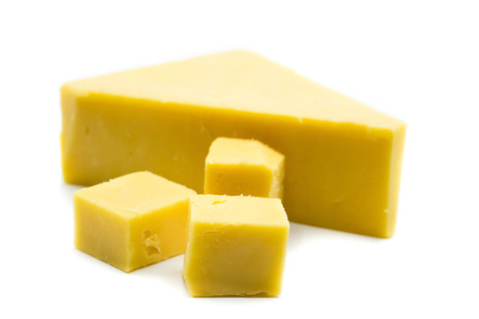 cheddar cheddarkäse käse isoliert freigestellt auf weißen Hintergrund, Freisteller