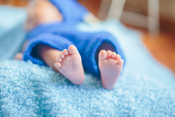petits pieds de bébé sur tapis frisé bleu