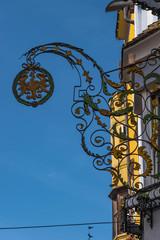 Fototapeta na wymiar Wirtshausschild mit Tiroler Adler 