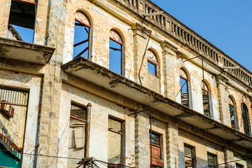 Fototapeta na wymiar historic building facade in old town center (Casco Viejo) 