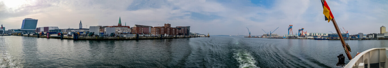 Fototapeta na wymiar Kieler Hafen Panorama mit Blauen Himmel und typischen Kieler Wetter.