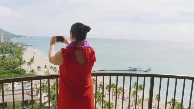  Professional video of woman taking picture of Waikiki beach in Hawaii in 4K slow motion 60fps
