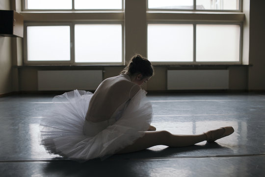 Fototapeta Young ballet dancer wearing pointe shoes in studio