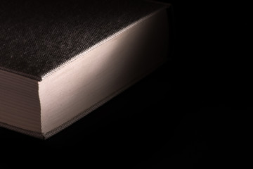 liegendes Buch auf schwarzem Hintergrund