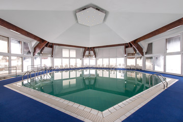 Obraz na płótnie Canvas Indoor beautiful empty swiming pool