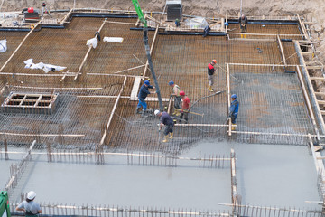 Einf&uuml;llen des Fl&uuml;ssigbeton in die vorbereiteten Eisen eines Fundaments