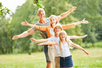 Glückliche Familie und Kinder balancieren