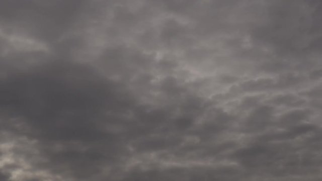 4K Time-Lapse. R&aacute;pido movimiento de nubes claras y oscuras..