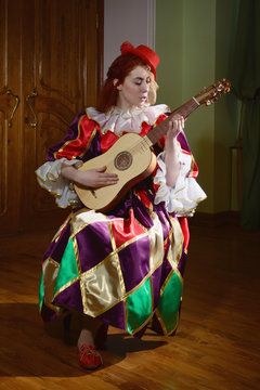 Colombina  plays vihuela