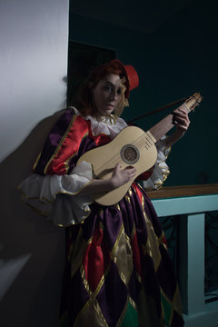 Colombina  plays vihuela