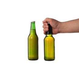 dwie butelki piwa w dłoni