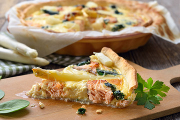 Leckerer Tarte mit frischem weißem Spargel, Räucherlachs und Spinat - Baked quiche with fresh white asparagus, smoked salmon and spinach