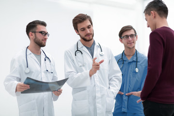 doctor explaining diagnosis to his patient