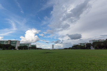 Panoramic view of the Esplanada dos Minist&eacute;rios, including the central lawn and National Congress of Brazil in the background.