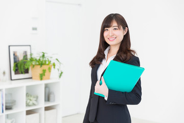 ファイルを持つ女性　ビジネス