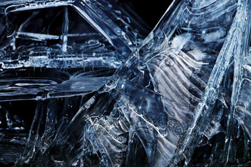 Nahaufnahme von Eis auf Wasser - Abstrakte Natur 