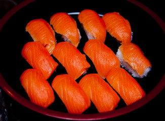 すし桶に並ぶマグロの寿司　日本　和食　