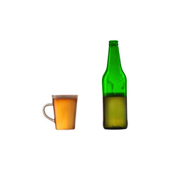 zielona butelka piwa ze szklanką