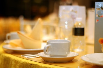 hotel ballroom table setting and arrangement