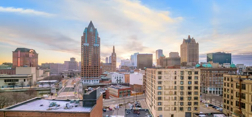 Selbstklebende Fototapeten Skyline der Innenstadt mit Gebäuden in Milwaukee USA © f11photo
