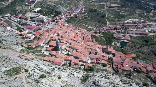 Drone en Castellote, localidad de Teruel en Aragon, situado en la comarca turolense del Maestrazgo, en España. Video aereo con Dron