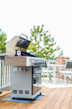 Outdoor gas grill