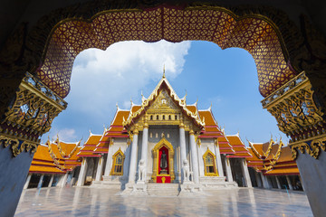 Obraz premium Wat Benchamabophit Dusitvanaram lub „Marmurowa świątynia” znajdująca się w Bangkoku w Tajlandii.