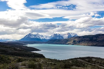 Papier Peint photo Cuernos del Paine Parc National Torres del Paine, Patagonie, Chili. Le lac turquoise Pehoe et les majestueux Cuernos del Paine Horns of Paine