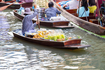 Damnoen Saduak floating market