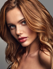 Naklejka premium Moda uroda portret model młodej blond kobieta z naturalnym makijażem i idealną skórą pozowanie w studio