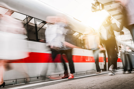 Menschen auf dem Bahnsteig