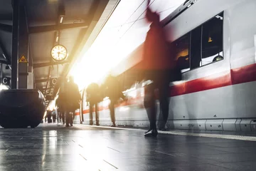 Menschen am Bahnhof  © nokturnal