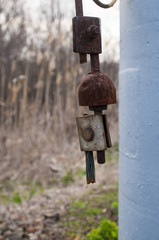 Wire breakage of aluminum grounding wire. Old wire damage. Violation of safety standards. Negligence in the work