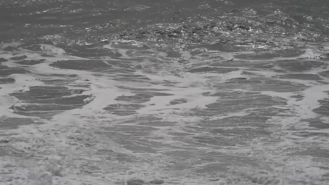 Mare in tempesta con forte movimento ondoso spinto da forti raffiche