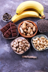 Products containing magnesium: bananas, pumpkin seeds, cashew nuts, peanuts and pistachios