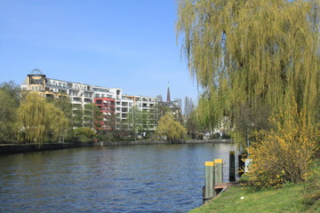 Fototapeta premium Frühling in Berlin; Blick über die Spree zum Bundesratufer in Moabit