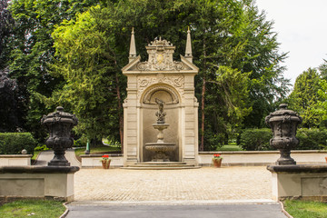 Fototapeta na wymiar Fountain in the summer park
