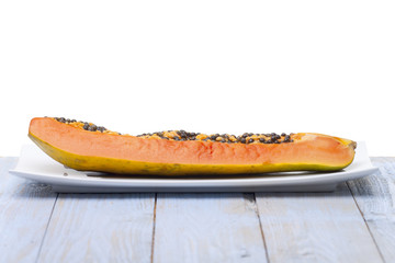 Reife Papaya auf einer Platte