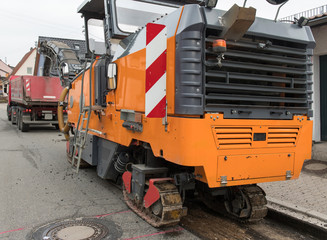 Straßenfräse befördert abgefrästen Asphalt über Förderband in Last Kraft Wagen