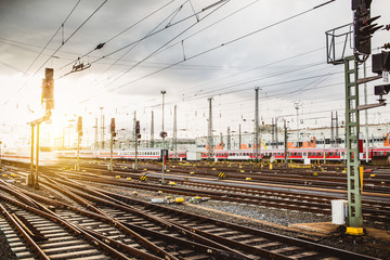 Züge und Schienen am Frankfurter Bahnhof  - obrazy, fototapety, plakaty