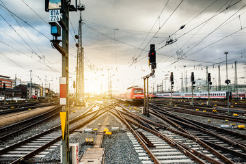 Obraz premium Pociąg przyjeżdża do Frankfurter Bahnhof