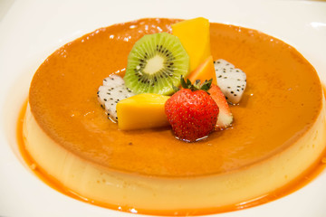  caramel custard close shot with fresh fruit