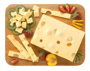 Formaggio francese su tagliere di legno