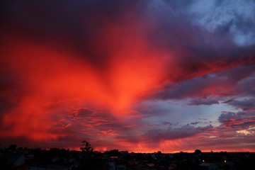 Cielo tormentoso de verano en la ciudad.