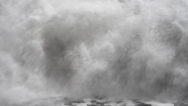 onde fragorose si infrangono sulla spiaggia in una giornata tempestosa  con forti raffiche di vento